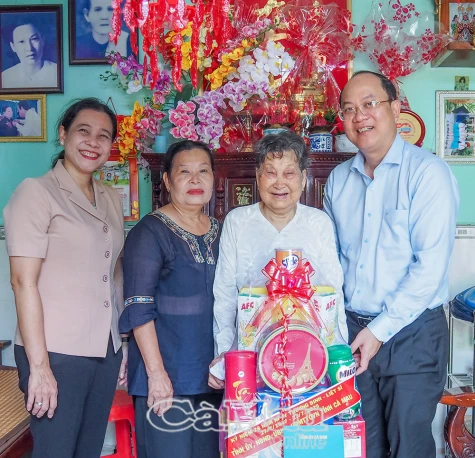 Lãnh đạo tỉnh thăm, tặng quà gia đình chính sách