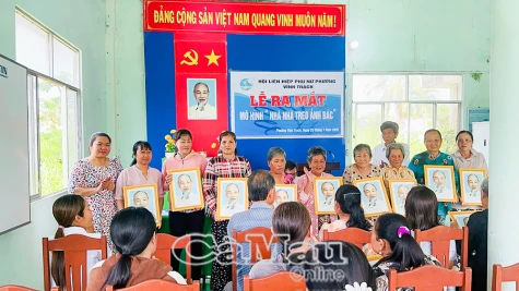 Phường Vĩnh Trạch ra mắt mô hình "Nhà nhà treo ảnh Bác Hồ"