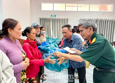 350 phần quà được trao tặng tại xã Năm Căn