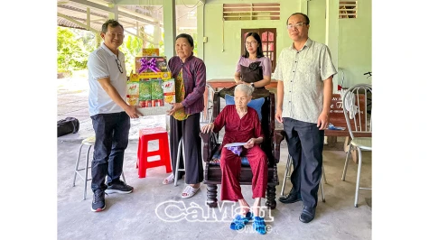 Báo và Phát thanh, Truyền hình Cà Mau thăm nữ anh hùng Phạm Thị Bay