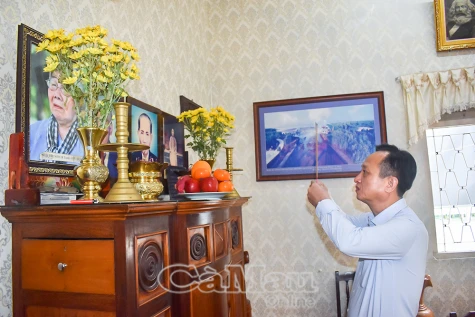 Chủ tịch HĐND tỉnh thăm, tri ân lãnh đạo tỉnh qua các thời kỳ