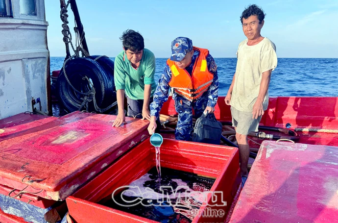 Bắt tàu cá chở hơn 40.000 lít dầu trái phép