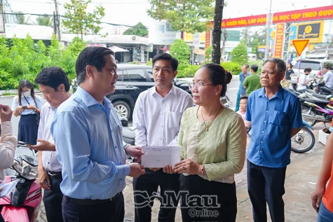 Lãnh đạo tỉnh Cà Mau hỗ trợ các hộ dân bị cháy nhà ở xã Cái Nước