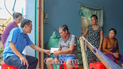 Lãnh đạo tỉnh thăm các hộ dân bị ảnh hưởng bởi lốc xoáy tại xã Ninh Thạnh Lợi