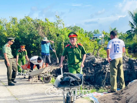 Thanh niên Công an tỉnh quyết tâm xoá nhà tạm cho cựu CAND khó khăn