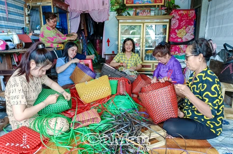 Từ những sợi nhựa...phụ nữ Đất Mũi đan nên sinh kế