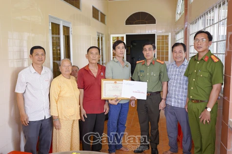 Tuyên dương cán bộ an ninh bị thương khi làm nhiệm vụ