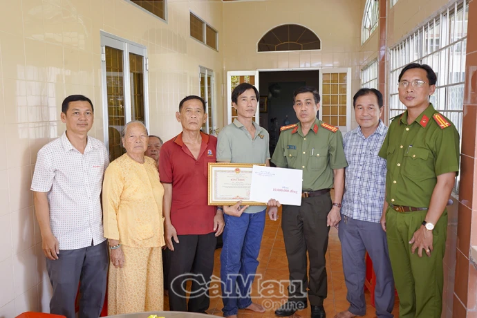Tuyên dương Tổ phó Tổ bảo vệ an ninh trật tự bị thương khi thực hiện nhiệm vụ