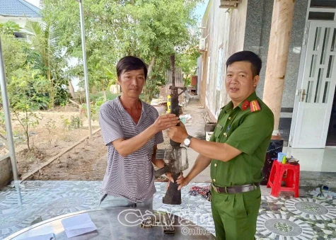 Người dân tự nguyện giao nộp vũ khí, góp phần giữ gìn an ninh, trật tự            