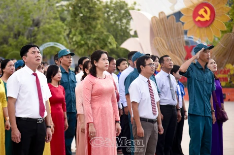 Lễ chào cờ đầu tiên tại Quảng trường Hùng Vương sau hợp nhất