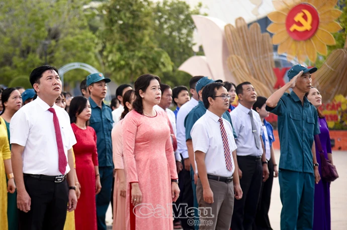 Lễ chào cờ đầu tiên tại Quảng trường Hùng Vương sau hợp nhất