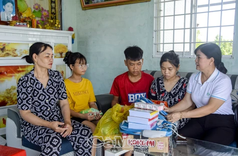 Tấm lòng những người mẹ đỡ đầu