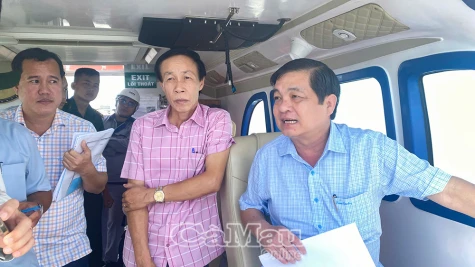 Phó Chủ tịch UBND tỉnh Huỳnh Chí Nguyện khảo sát Nhà máy điện gió Tân Thuận