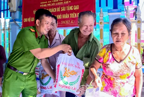 Công an xã Long Điền trao tặng 2 tấn gạo cho người dân hoàn cảnh khó khăn