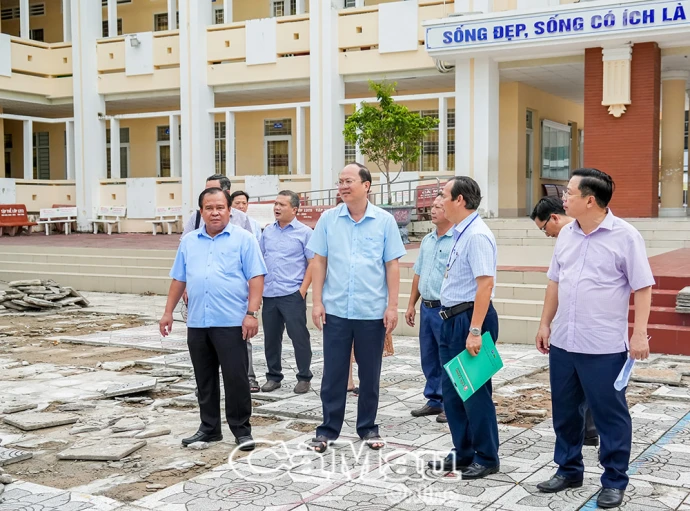 Bí thư Tỉnh uỷ kiểm tra cơ sở vật chất chuẩn bị cho năm học mới