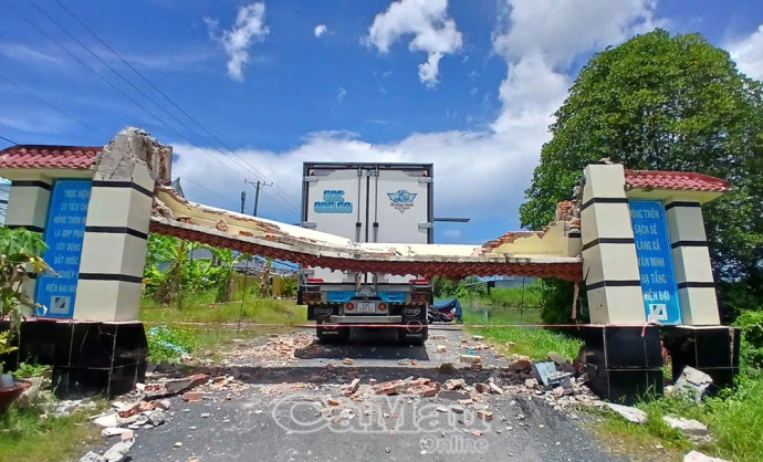 Xe tải “quá khổ” làm sập cổng chào ở Cái Nước