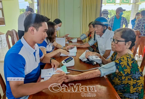 Khám bệnh, cấp thuốc miễn phí và tặng quà cho học sinh nghèo Đất Mũi