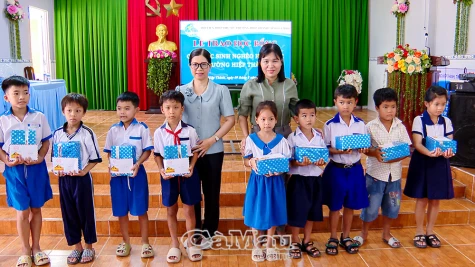 110 suất quà và học bổng tiếp sức hộ nghèo, trẻ em khó khăn