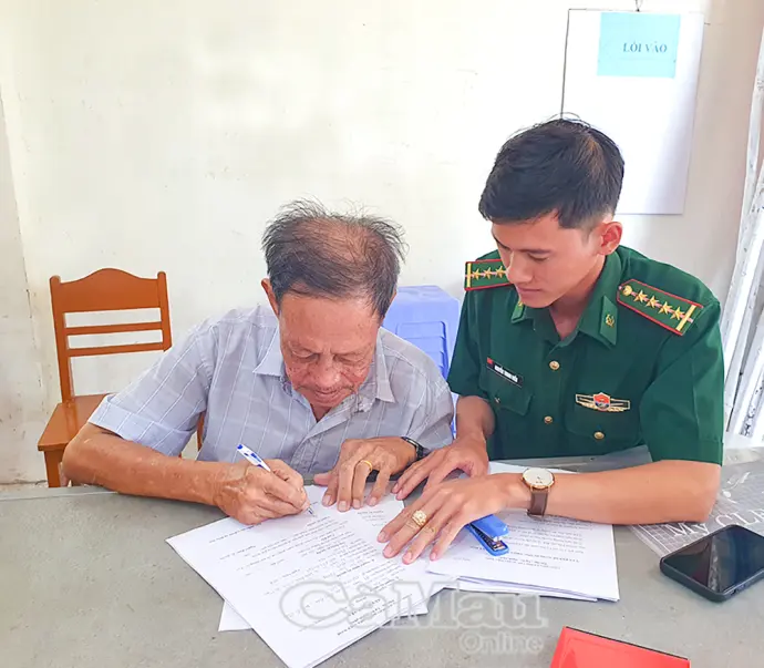 Đồn Biên phòng Gành Hào hỗ trợ người cao tuổi làm thủ tục trợ cấp