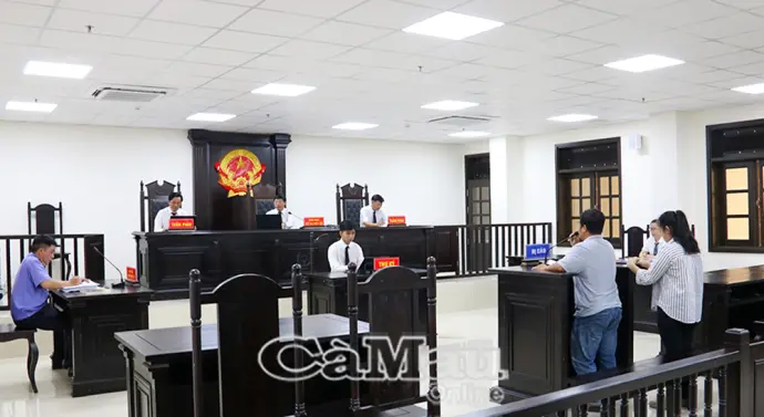 Tòa án Cà Mau: Giữ nguyên án tù vụ giấy tờ giả, phạt tù nhóm dùng dao chém người