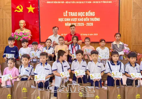 Trao 160 suất học bổng cho học sinh khó khăn xã Trần Văn Thời