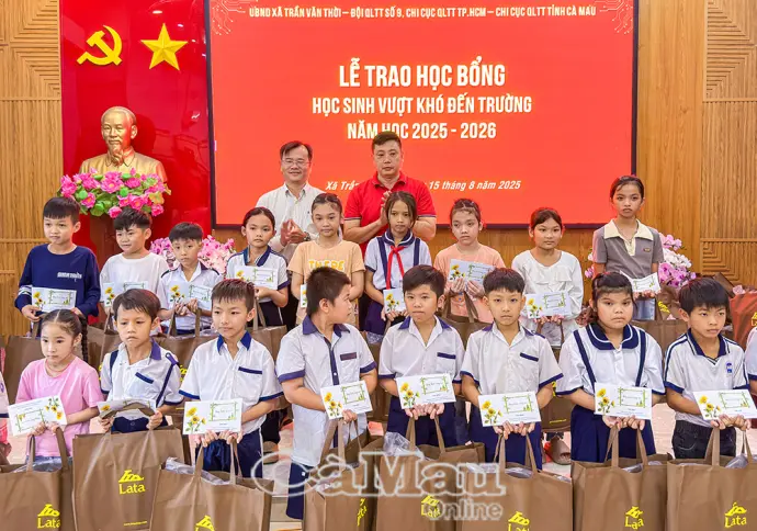 Trao 160 suất học bổng cho học sinh khó khăn xã Trần Văn Thời