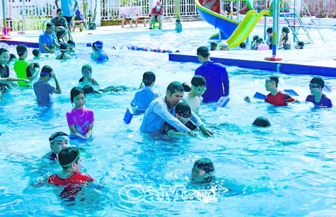 Khai mạc các lớp tập huấn bơi, cứu đuối năm 2025