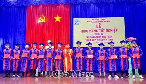 147 tân khoa Trường Cao đẳng nghề Bạc Liêu nhận bằng tốt nghiệp