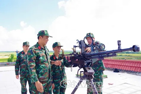 Luyện tập phương án chiến đấu khẩu đội súng máy phòng không 12,7mm