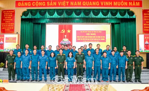 Trao quyết định bổ nhiệm Chính trị viên và Chính trị viên phó Ban CHQS xã, phường