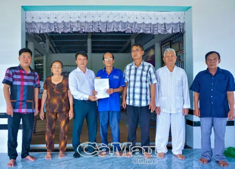Xã Phan Ngọc Hiển: Bàn giao nhà Đại đoàn kết cho Hội Cựu TNXP