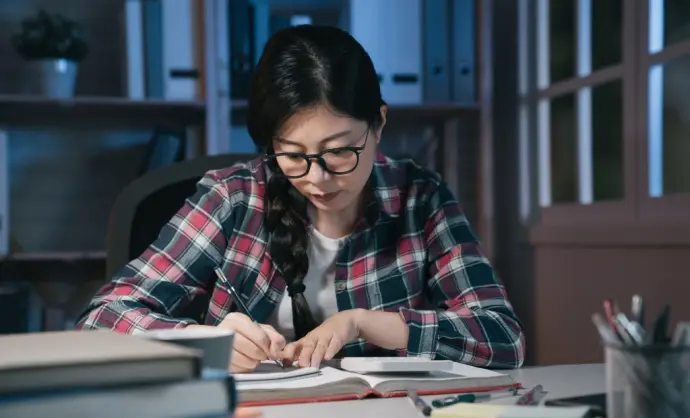 Thức khuya học bài: Lợi bất cập hại cho não bộ và thể chất
