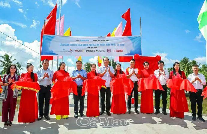 Bí thư Tỉnh uỷ Nguyễn Hồ Hải dự khánh thành cầu Kênh Cơi Ba