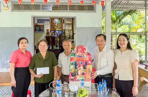 Thăm, tặng quà người có công ở xã Trần Văn Thời