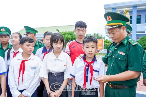 Trao 10 suất học bổng và 40 thẻ BHYT cho học sinh khó khăn