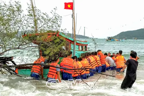 Vùng 5 Hải quân kịp thời cứu kéo tàu cá của ngư dân bị mắc cạn