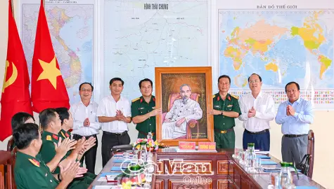 Bí thư Tỉnh uỷ thăm, động viên lực lượng phòng thủ khu vực