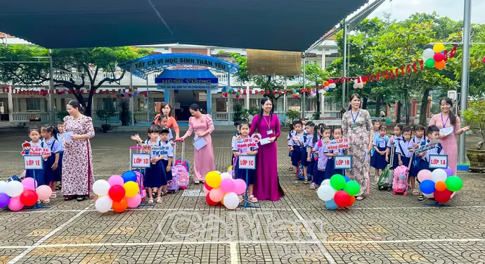 Hơn 77.700 học sinh khối 1, 9 và 12 ở Cà Mau nô nức tựu trường