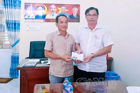 Lãnh đạo xã Tân Ân trao 34,4 triệu đồng cho các hộ dân trong vụ cháy chợ xã Thanh Tùng