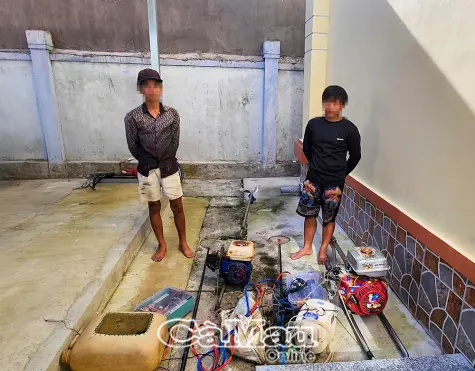 Bắt quả tang hai đối tượng dùng kích điện khai thác thủy sản trái phép