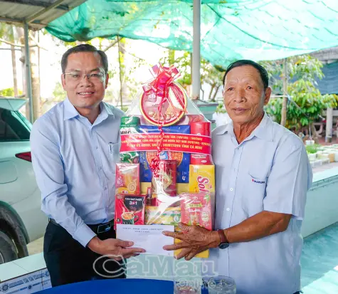 Phó Chủ tịch UBND tỉnh Ngô Vũ Thăng thăm, tri ân gia đình thương binh tại Đầm Dơi