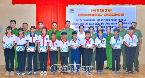 Tặng quà học sinh nghèo tại xã Sông Đốc