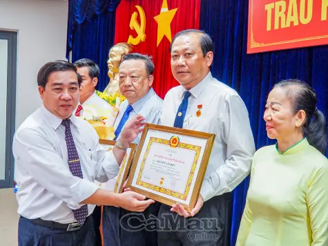 Trao Huy hiệu 30 và 40 năm tuổi Đảng cho 13 đảng viên UBND tỉnh