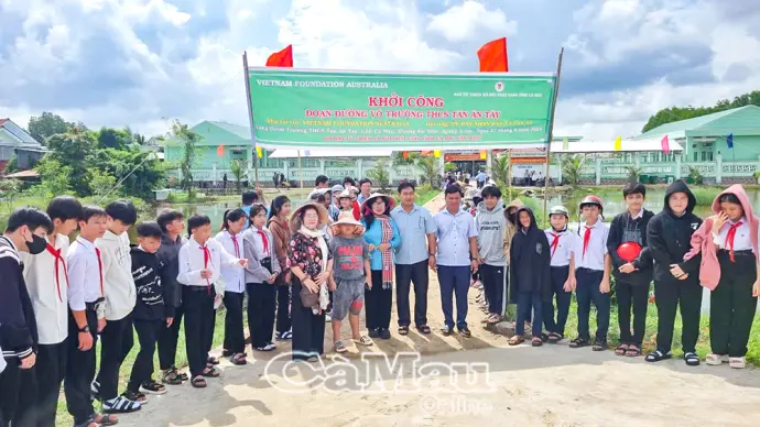 Con đường mới mang niềm vui đến thầy trò Trường THCS Tân Ân Tây