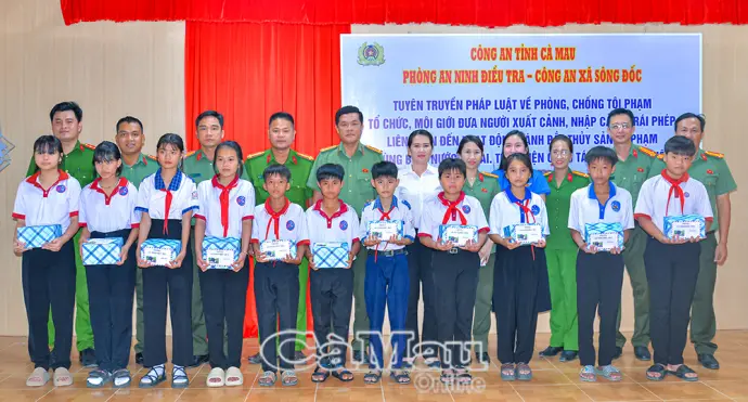 Tặng quà học sinh nghèo tại xã Sông Đốc