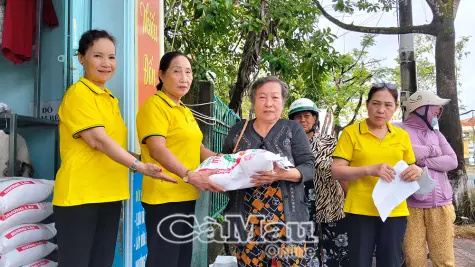Trao quà miễn phí cho người yếu thế dịp Quốc khánh 2/9