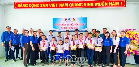 Xã đoàn Hồng Dân trao học bổng, nhận đỡ đầu học sinh khó khăn