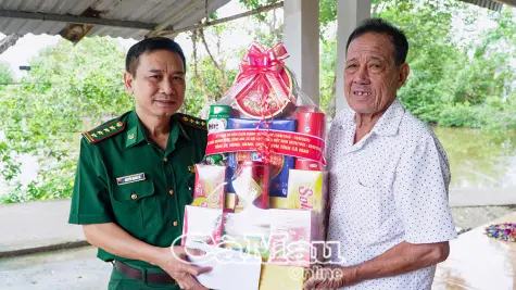 Lãnh đạo Bộ đội Biên phòng Cà Mau thăm hỏi, tặng quà gia đình chính sách