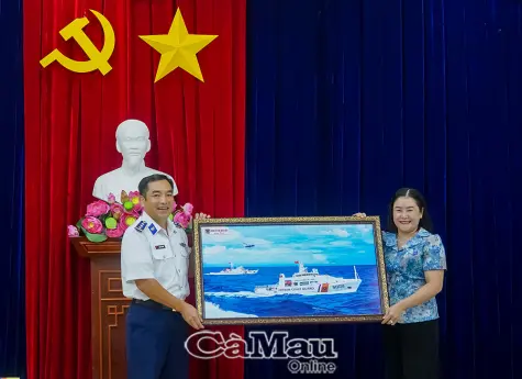 Tặng 80 suất quà cho các hộ ngư dân khó khăn