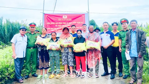 Trao hơn 130 phần quà trong chương trình “Gắn kết cộng đồng – Giữ vững an ninh”